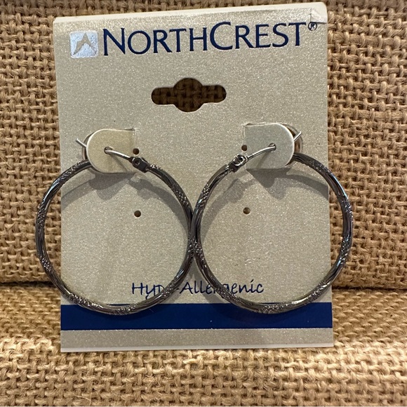 NWT 2 pairs Hoop Earrings- Sensitive Ears - two tone gold & silver AND Gunmetal - Picture 8 of 11